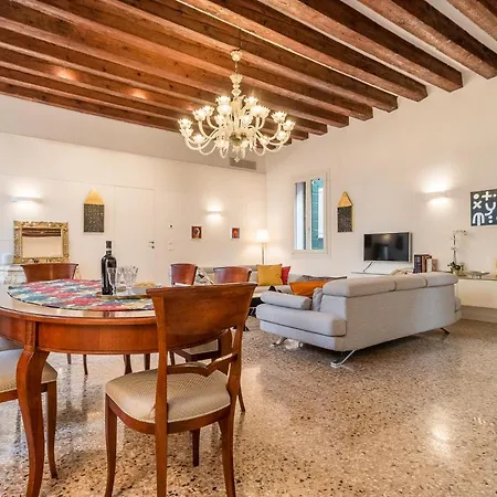 Gallery House דירה