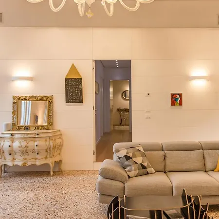 Gallery House * ונציה